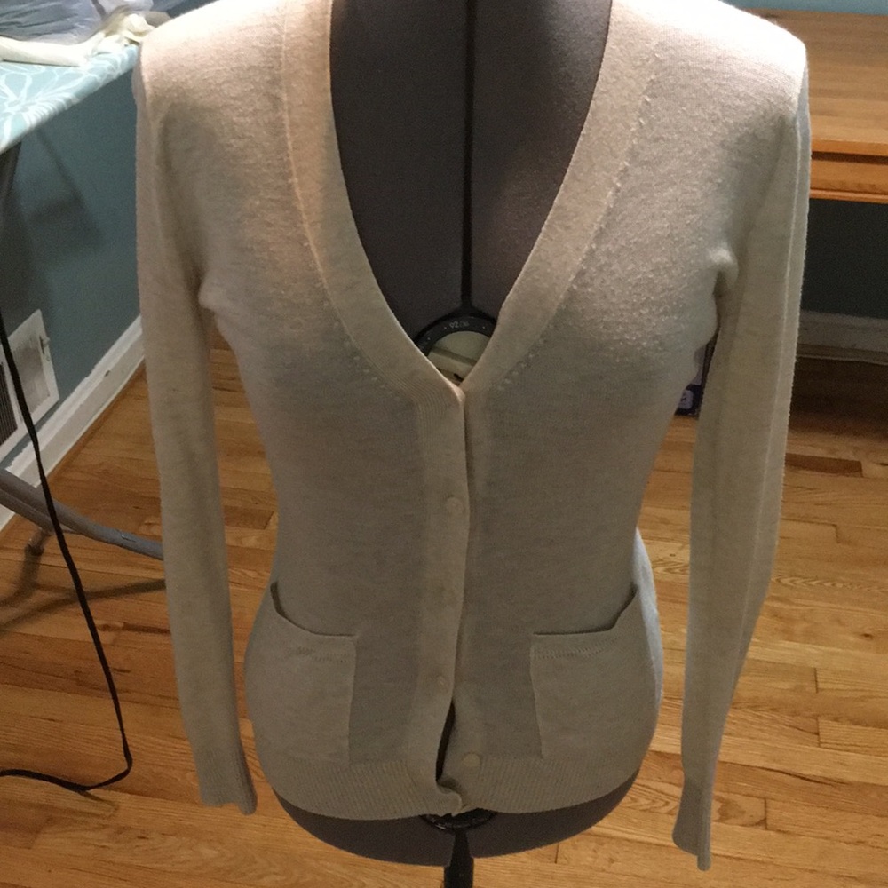 Banana Republic cream cardigan w/ front pockets